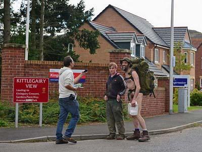 Голый странник путешествует по миру