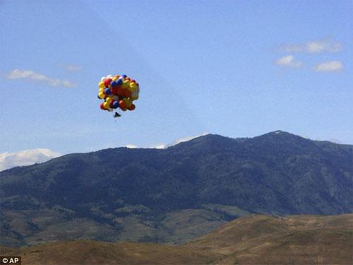 Американец совершил 9-часовой перелет на связке воздушных шаров