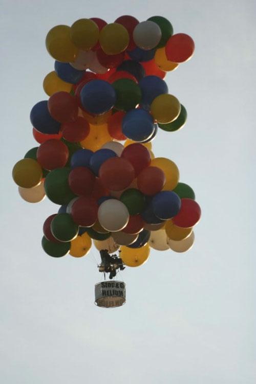 Американец совершил 9-часовой перелет на связке воздушных шаров