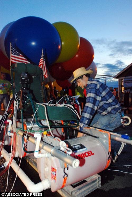 Американец совершил 9-часовой перелет на связке воздушных шаров