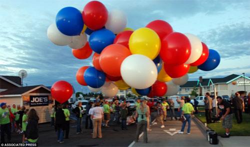 Американец совершил 9-часовой перелет на связке воздушных шаров