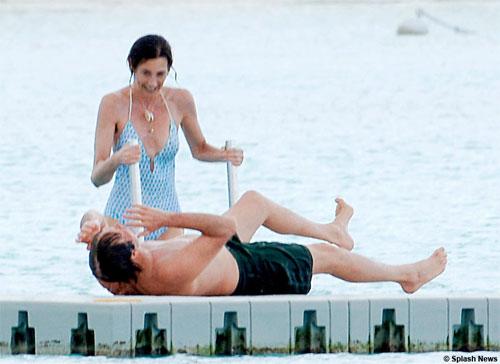 Папарацци поймали Маккартни с новой пассией на пляже