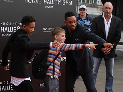 Уилл Смит с сыном в Москве «полетали» на «Буране»