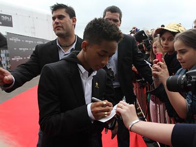 Уилл Смит с сыном в Москве «полетали» на «Буране»