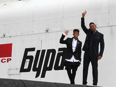 Уилл Смит с сыном в Москве «полетали» на «Буране»