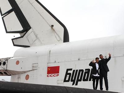 Уилл Смит с сыном в Москве «полетали» на «Буране»