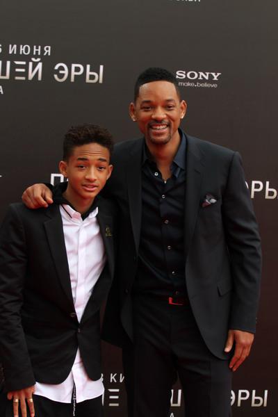 Уилл Смит с сыном в Москве «полетали» на «Буране»