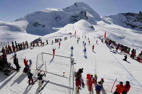 Необычные футбольные поля из разных стран мира