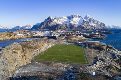 Необычные футбольные поля из разных стран мира