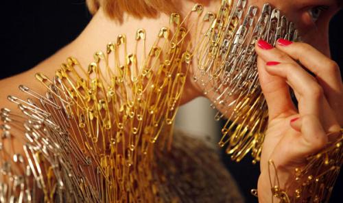 Голландский дизайнер издевается над телом