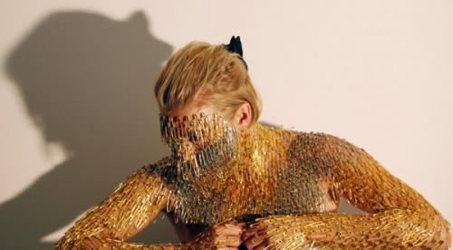 Голландский дизайнер издевается над телом