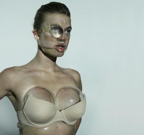 Голландский дизайнер издевается над телом