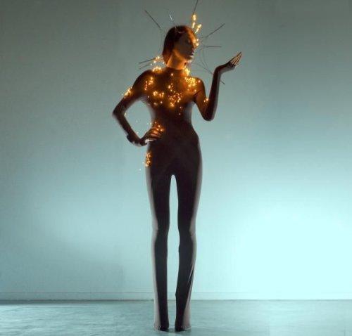 Голландский дизайнер издевается над телом