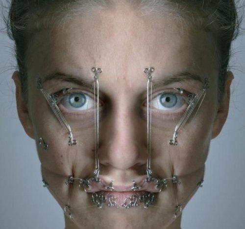 Голландский дизайнер издевается над телом