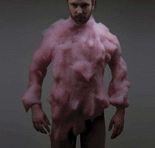 Голландский дизайнер издевается над телом