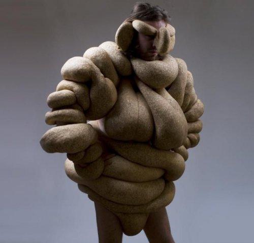 Голландский дизайнер издевается над телом