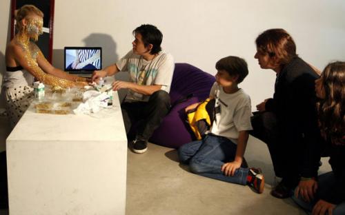 Голландский дизайнер издевается над телом