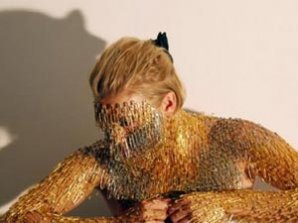 Голландский дизайнер издевается над телом