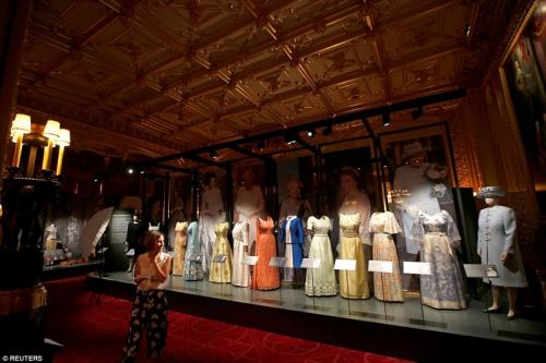 В Виндзорском замке показали платья королевы за 90 лет