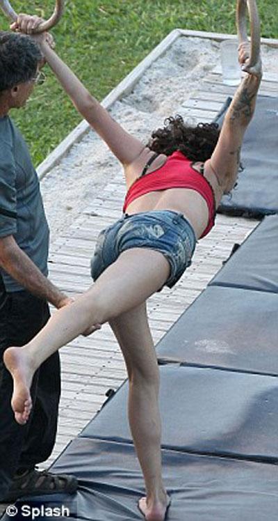 Эми Уайнхаус кувыркается на Карибах