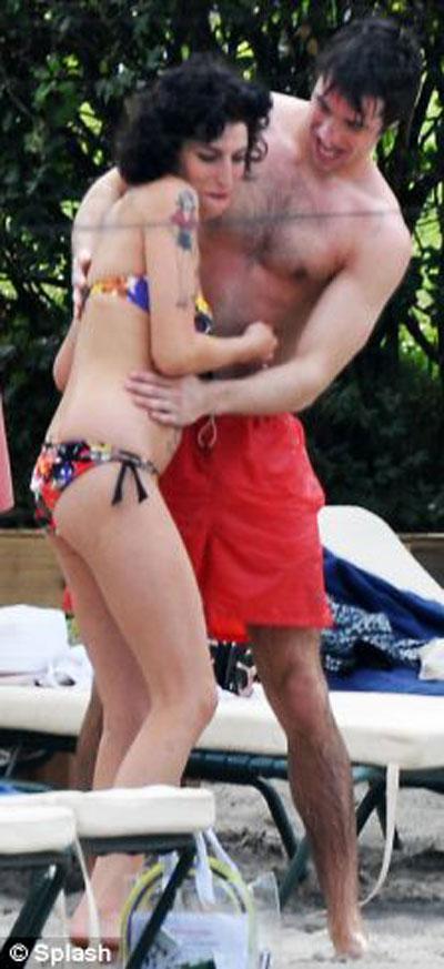 Эми Уайнхаус кувыркается на Карибах