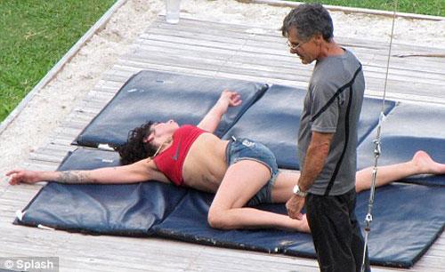 Эми Уайнхаус кувыркается на Карибах