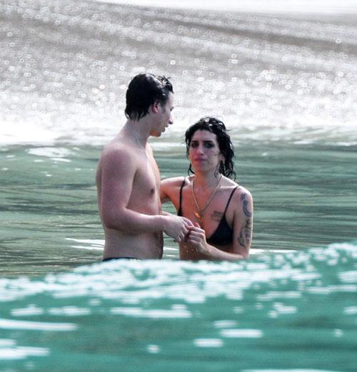 Эми Уайнхаус кувыркается на Карибах