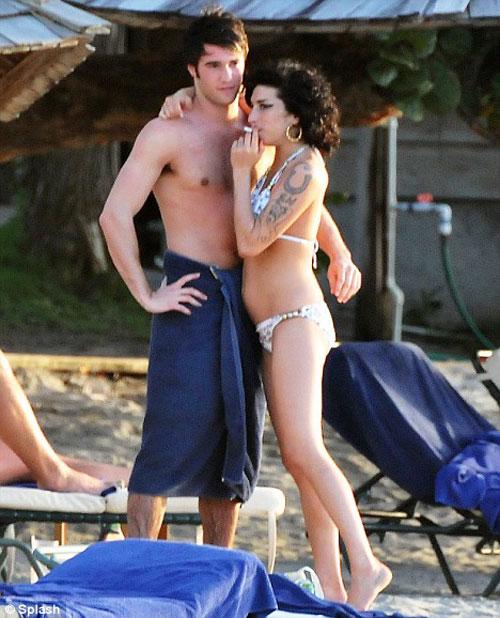 Эми Уайнхаус кувыркается на Карибах