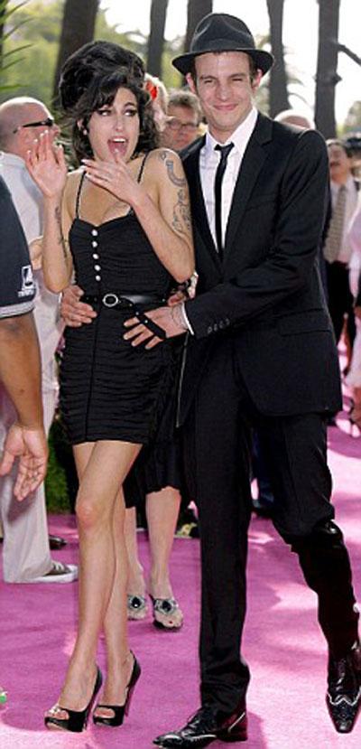 Эми Уайнхаус кувыркается на Карибах