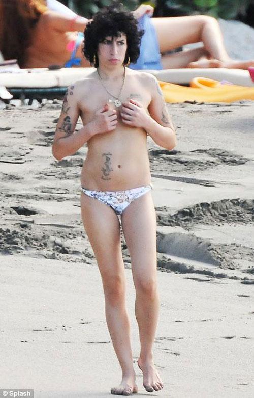 Эми Уайнхаус кувыркается на Карибах