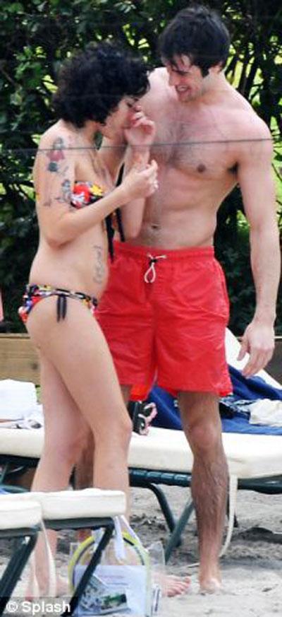 Эми Уайнхаус кувыркается на Карибах