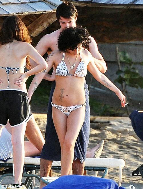 Эми Уайнхаус кувыркается на Карибах