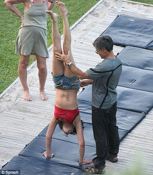 Эми Уайнхаус кувыркается на Карибах