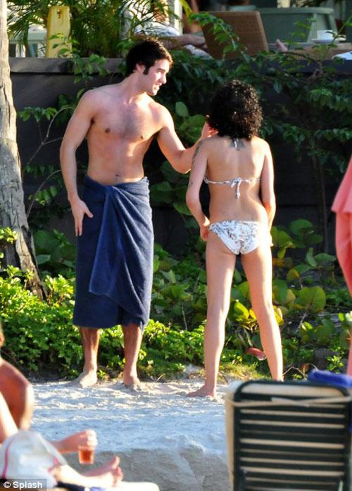 Эми Уайнхаус кувыркается на Карибах