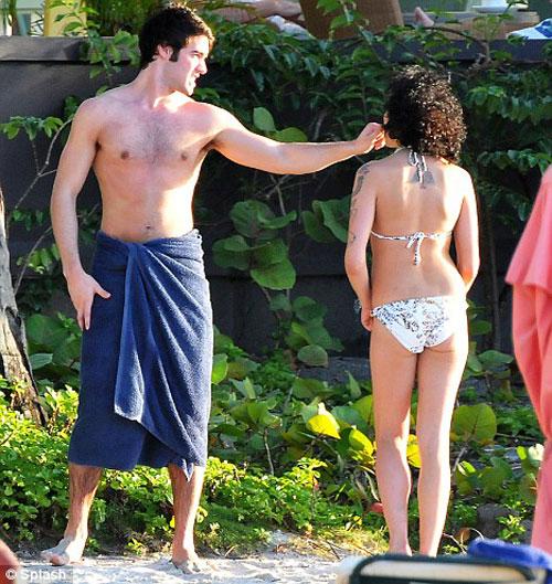 Эми Уайнхаус кувыркается на Карибах