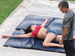 Эми Уайнхаус кувыркается на Карибах