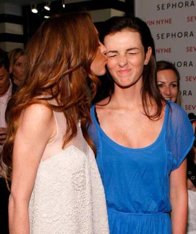 Самые смешные и неловкие поцелуи звезд