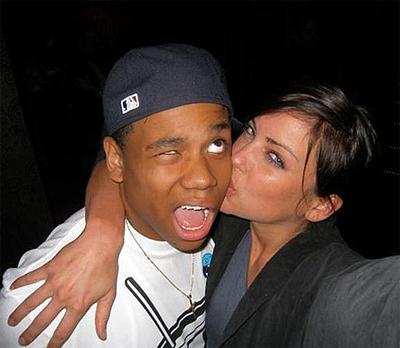 Самые смешные и неловкие поцелуи звезд