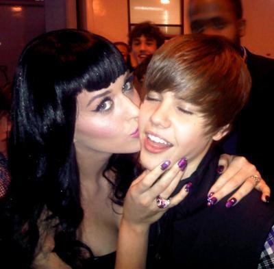 Самые смешные и неловкие поцелуи звезд