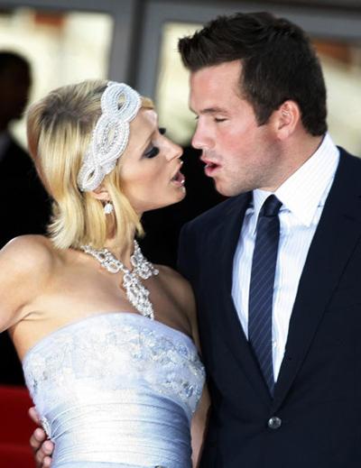 Самые смешные и неловкие поцелуи звезд