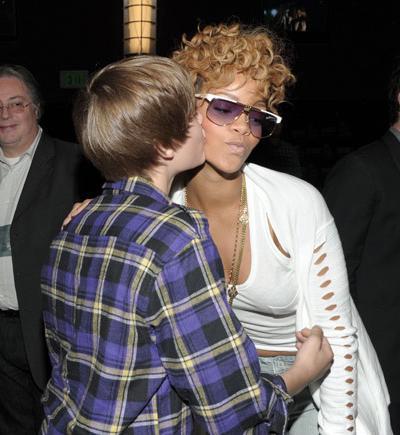 Самые смешные и неловкие поцелуи звезд