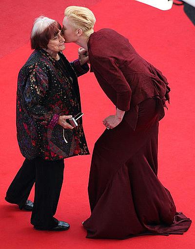 Самые смешные и неловкие поцелуи звезд