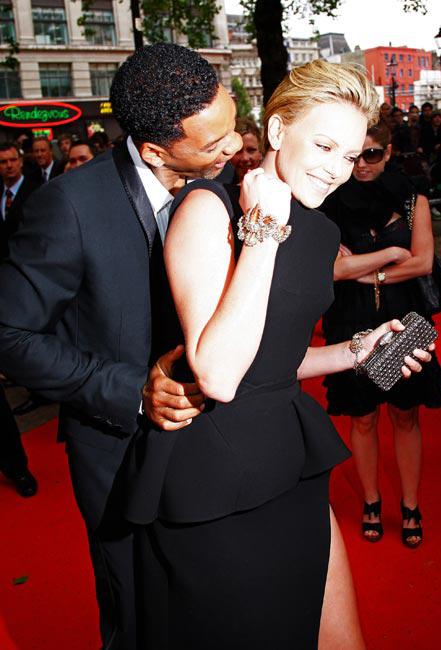 Самые смешные и неловкие поцелуи звезд