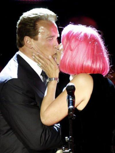 Самые смешные и неловкие поцелуи звезд