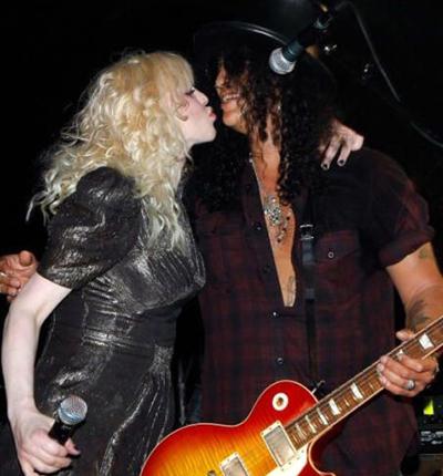 Самые смешные и неловкие поцелуи звезд