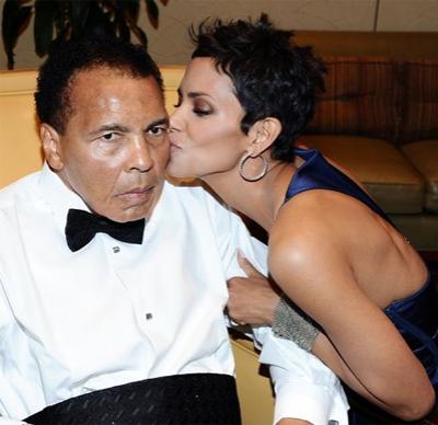 Самые смешные и неловкие поцелуи звезд