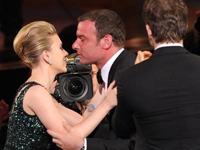 Самые смешные и неловкие поцелуи звезд