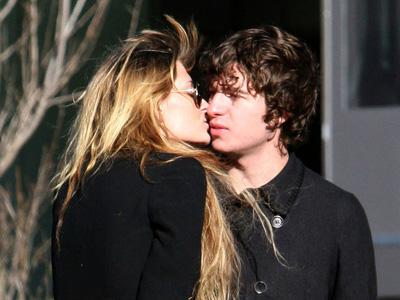 Самые смешные и неловкие поцелуи звезд