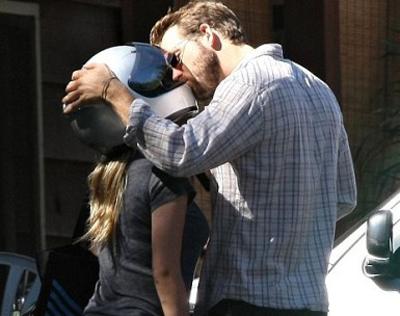 Самые смешные и неловкие поцелуи звезд