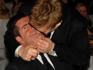 Самые смешные и неловкие поцелуи звезд